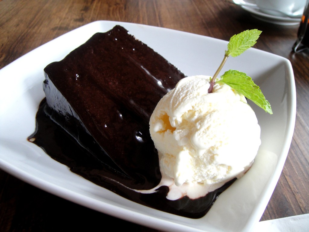 chocolate-cake-with-vanilla-ice-cream